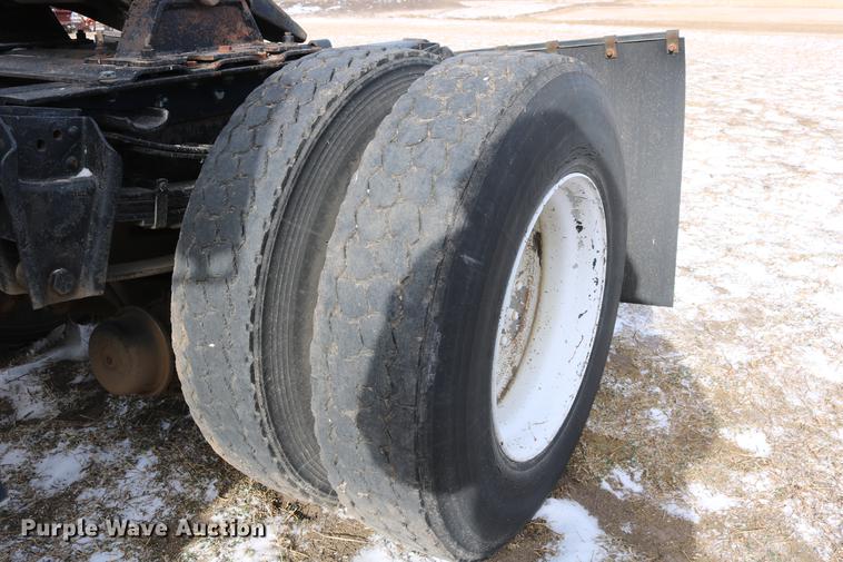 image for item DC3551 1984 International S1900/1954 semi truck