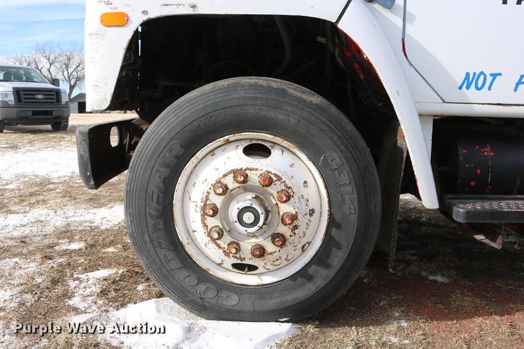 image for item DC3551 1984 International S1900/1954 semi truck