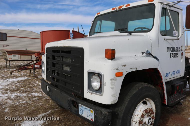 image for item DC3551 1984 International S1900/1954 semi truck