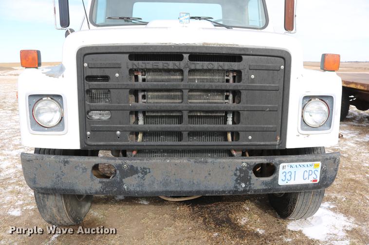 image for item DC3551 1984 International S1900/1954 semi truck