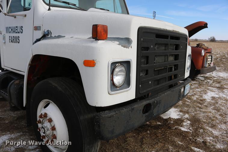 image for item DC3551 1984 International S1900/1954 semi truck