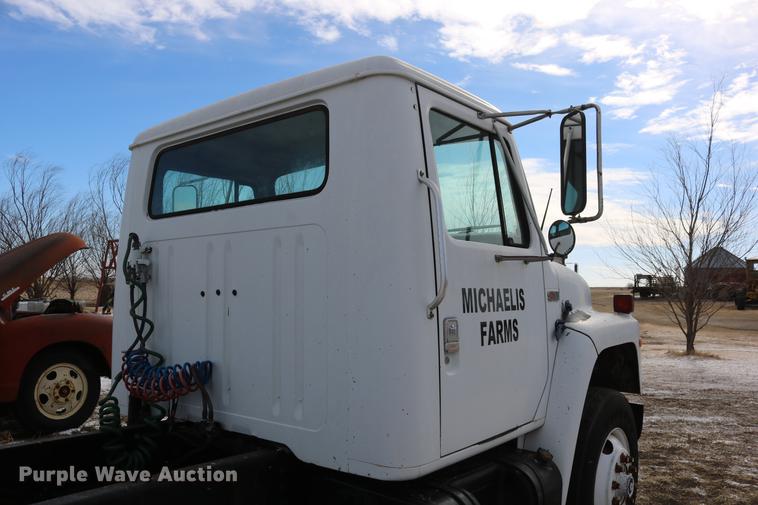 image for item DC3551 1984 International S1900/1954 semi truck