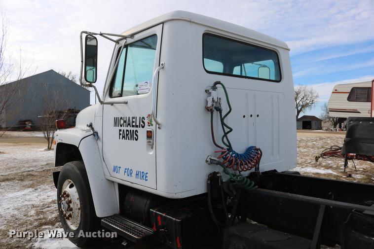 image for item DC3551 1984 International S1900/1954 semi truck
