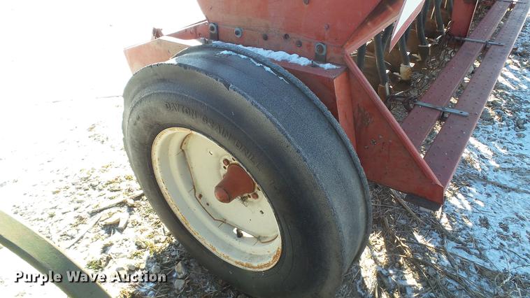 image for item DC5707 International 510 grain drill