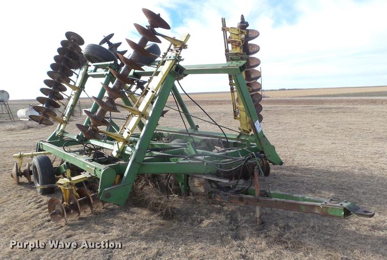 image for item DC8396 John Deere tandem disk