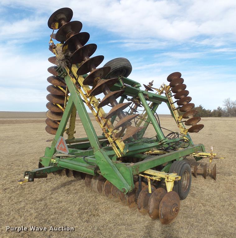 image for item DC8396 John Deere tandem disk