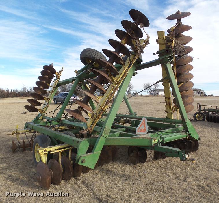 image for item DC8396 John Deere tandem disk