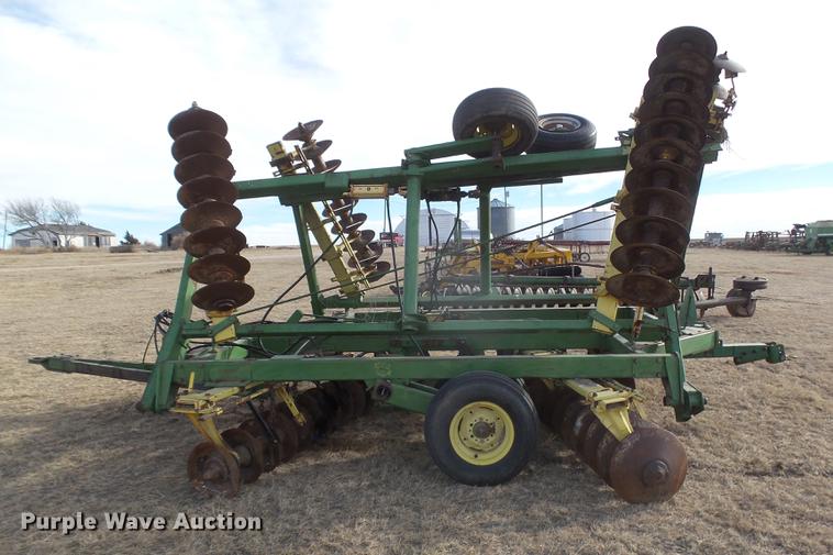 image for item DC8396 John Deere tandem disk
