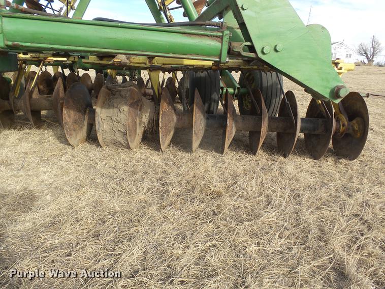 image for item DC8396 John Deere tandem disk