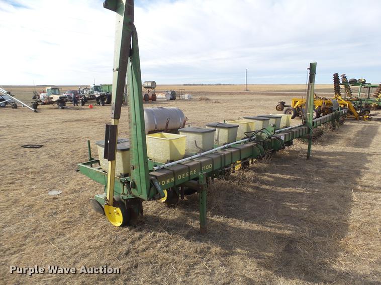 image for item DC8400 John Deere 7100 planter
