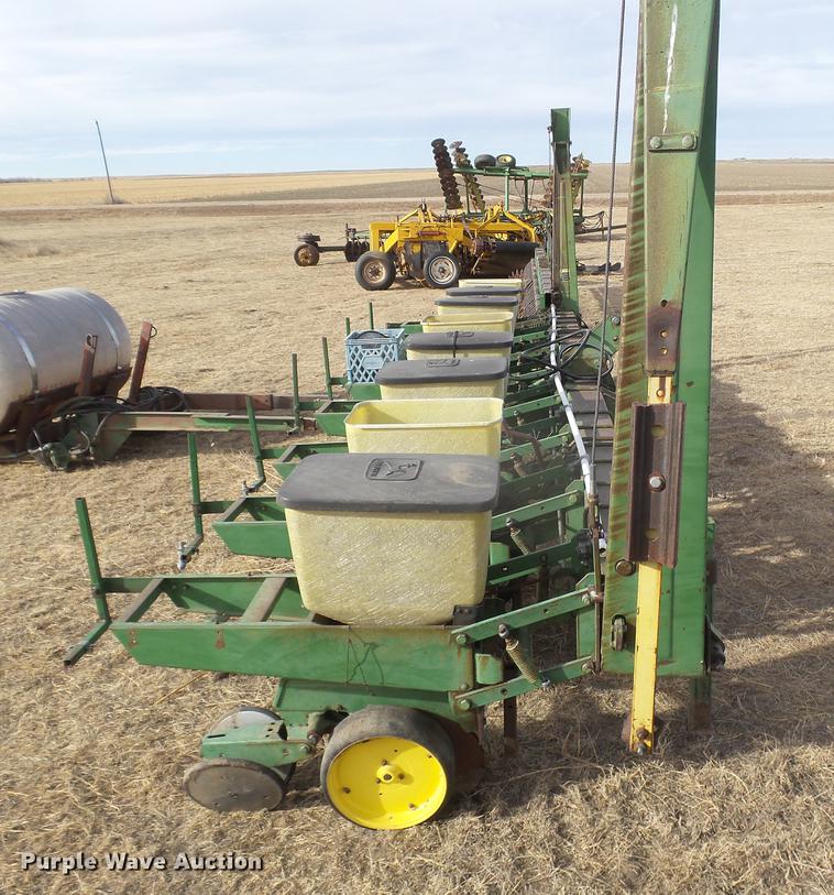 image for item DC8400 John Deere 7100 planter