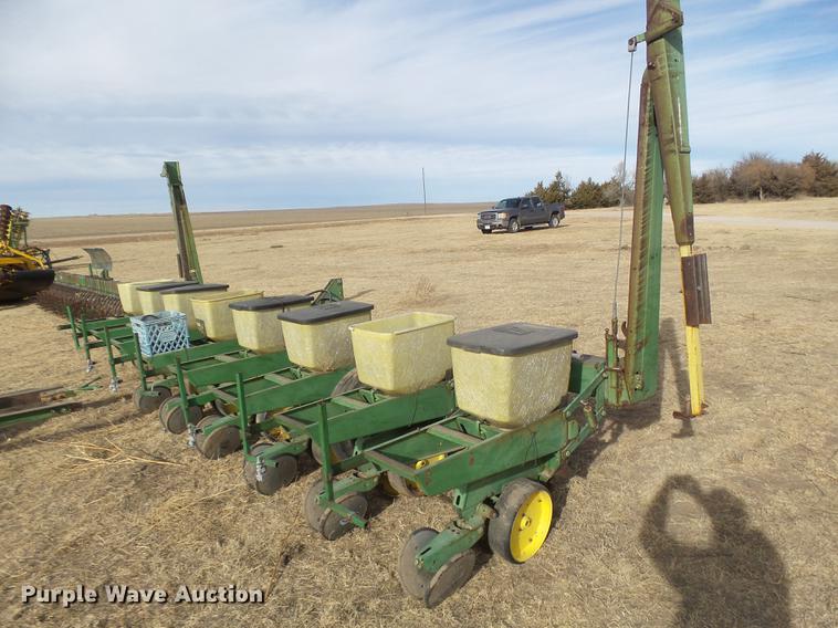 image for item DC8400 John Deere 7100 planter