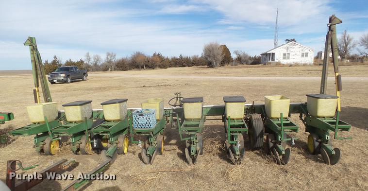 image for item DC8400 John Deere 7100 planter