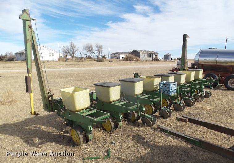 image for item DC8400 John Deere 7100 planter