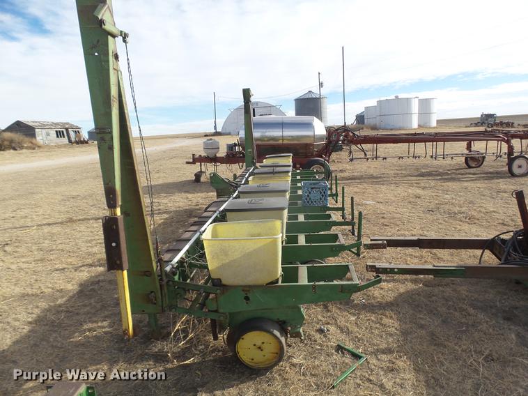image for item DC8400 John Deere 7100 planter