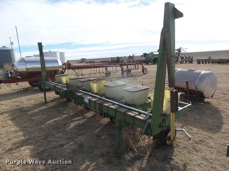 image for item DC8400 John Deere 7100 planter