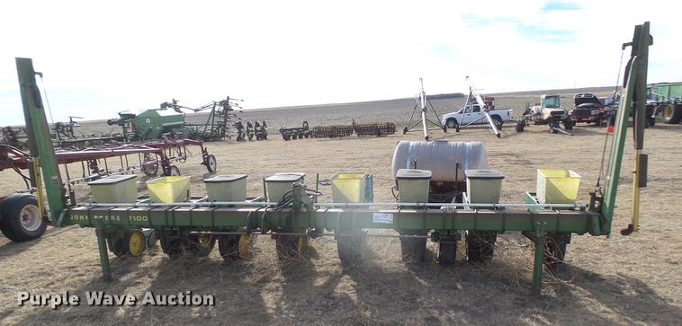 image for item DC8400 John Deere 7100 planter