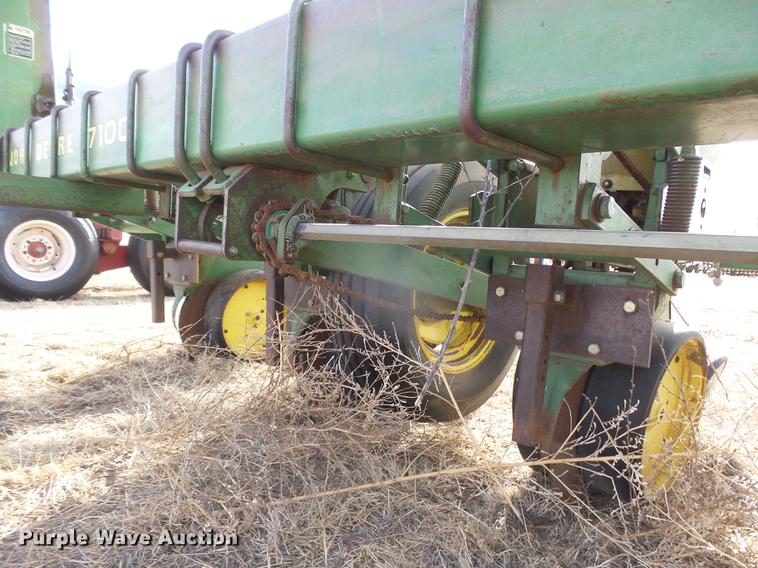 image for item DC8400 John Deere 7100 planter