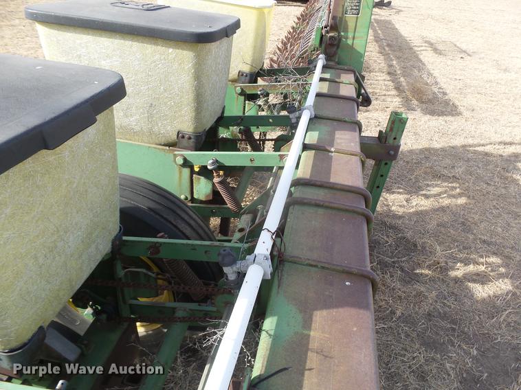 image for item DC8400 John Deere 7100 planter