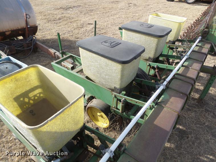 image for item DC8400 John Deere 7100 planter