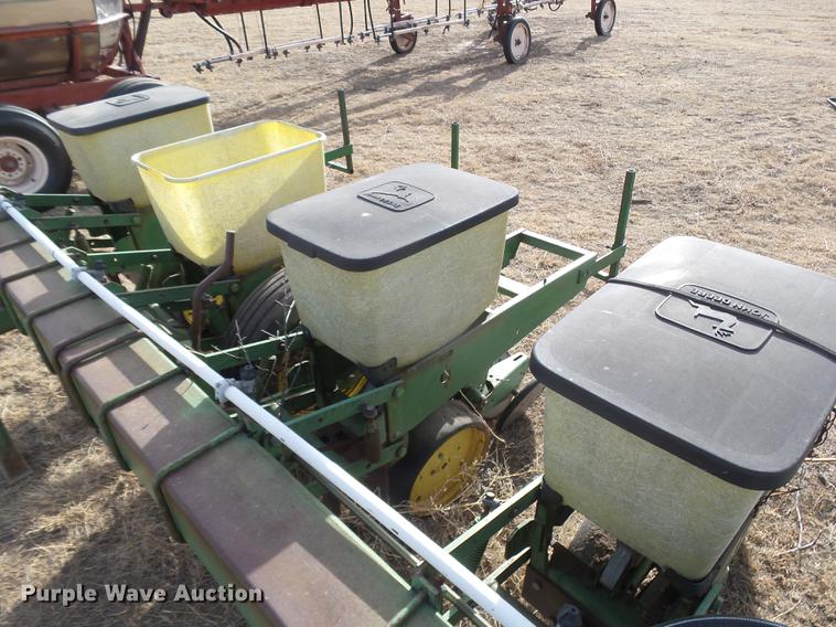 image for item DC8400 John Deere 7100 planter