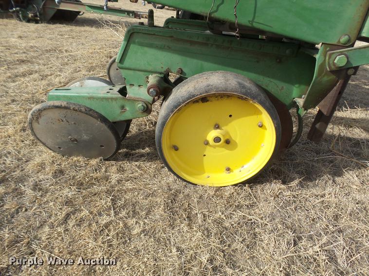image for item DC8400 John Deere 7100 planter