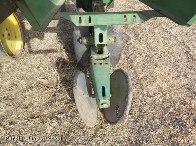 image for item DC8400 John Deere 7100 planter