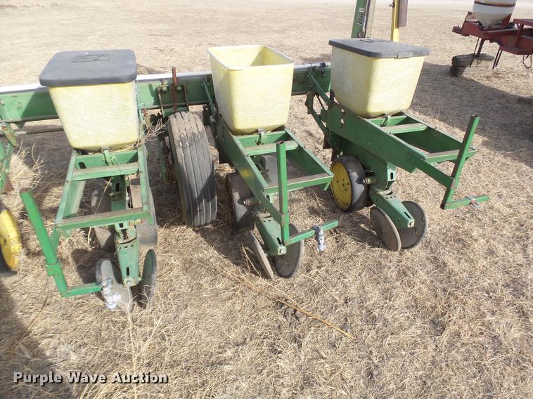 image for item DC8400 John Deere 7100 planter