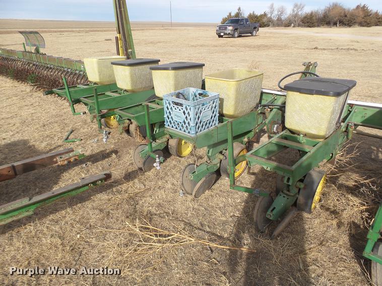 image for item DC8400 John Deere 7100 planter