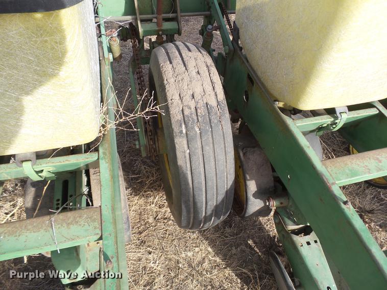 image for item DC8400 John Deere 7100 planter