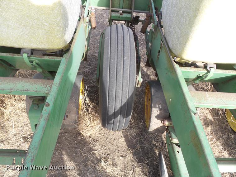 image for item DC8400 John Deere 7100 planter