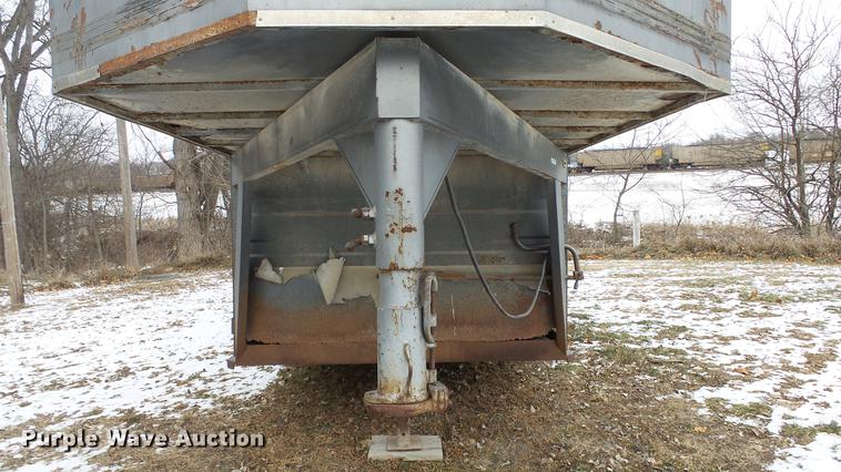 image for item EC9500 1991 Titan livestock trailer
