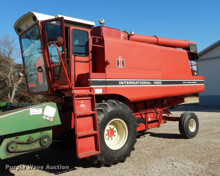 image for item J5502 1983 International 1420 Axial-Flow combine