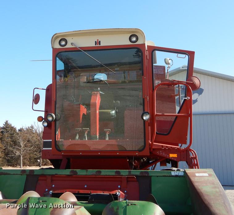 image for item J5502 1983 International 1420 Axial-Flow combine