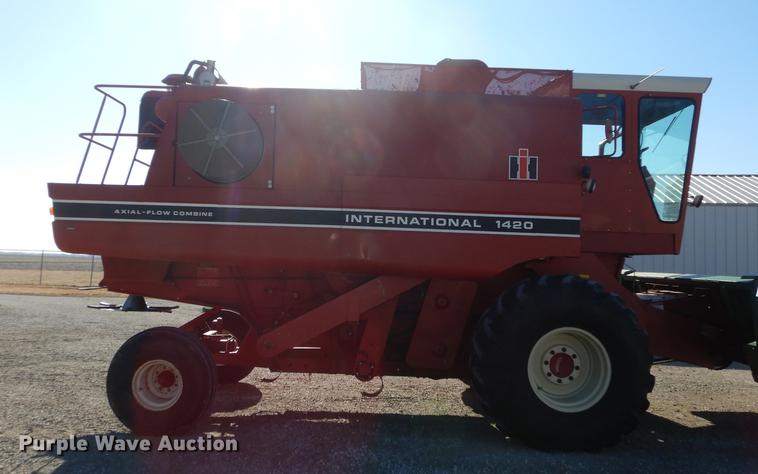image for item J5502 1983 International 1420 Axial-Flow combine