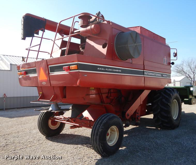image for item J5502 1983 International 1420 Axial-Flow combine