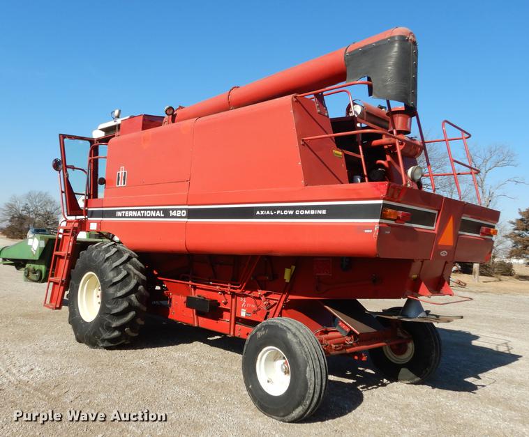 1983 International 1420 AxialFlow combine in Ottawa, KS Item J5502