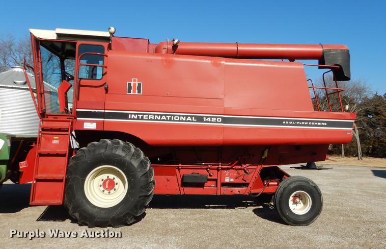 image for item J5502 1983 International 1420 Axial-Flow combine