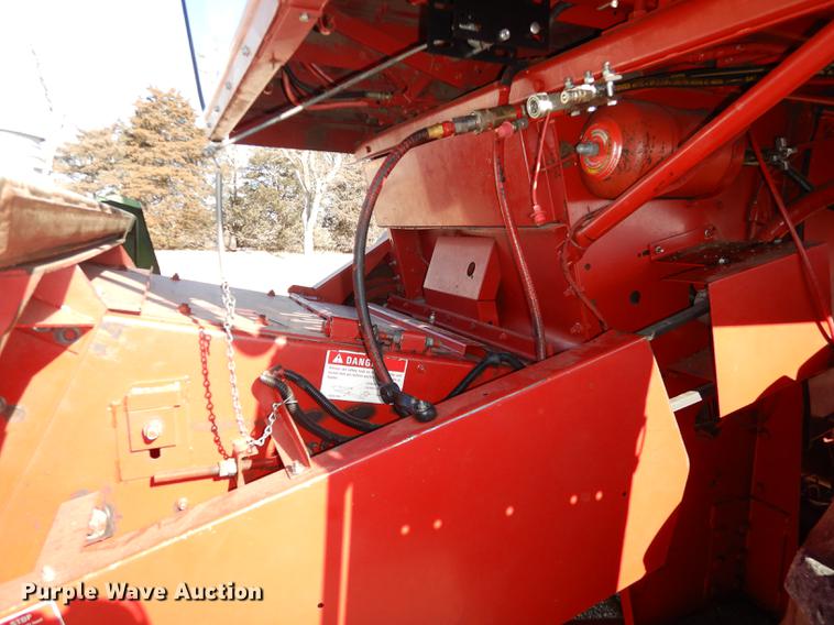 image for item J5502 1983 International 1420 Axial-Flow combine