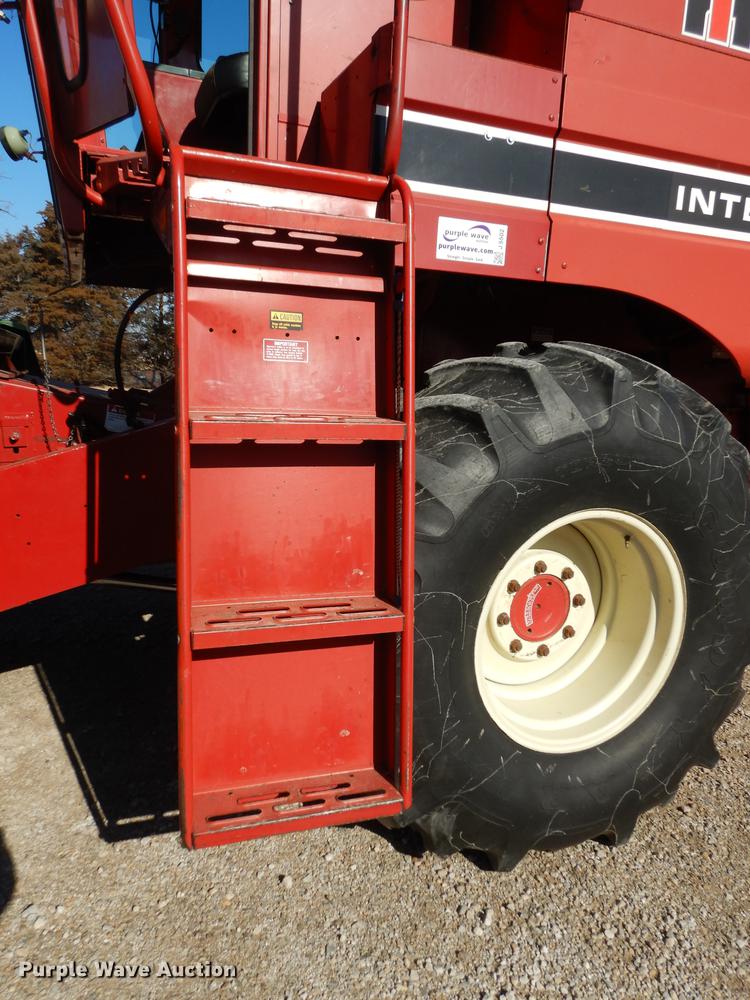 image for item J5502 1983 International 1420 Axial-Flow combine