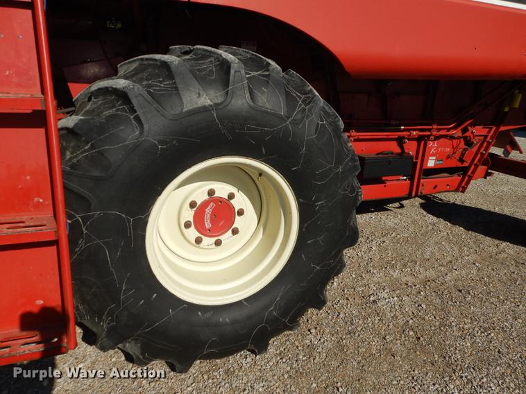 image for item J5502 1983 International 1420 Axial-Flow combine