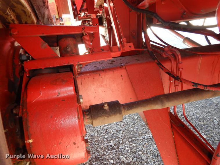 image for item J5502 1983 International 1420 Axial-Flow combine