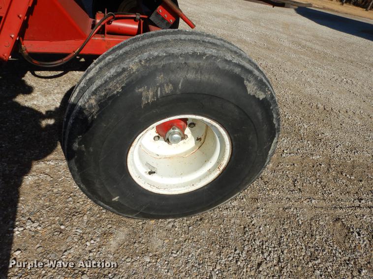 image for item J5502 1983 International 1420 Axial-Flow combine