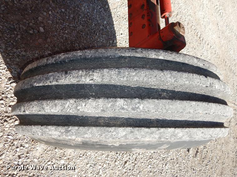 image for item J5502 1983 International 1420 Axial-Flow combine