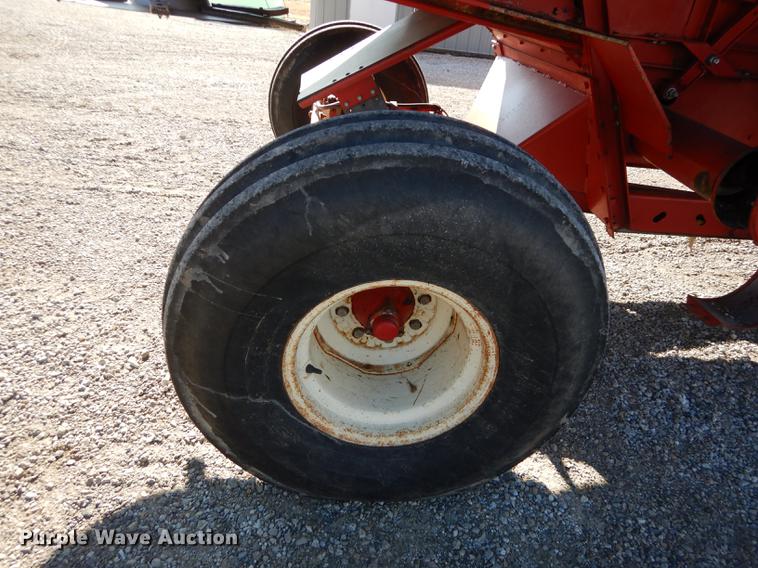 image for item J5502 1983 International 1420 Axial-Flow combine