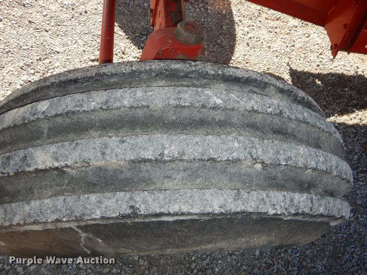 image for item J5502 1983 International 1420 Axial-Flow combine