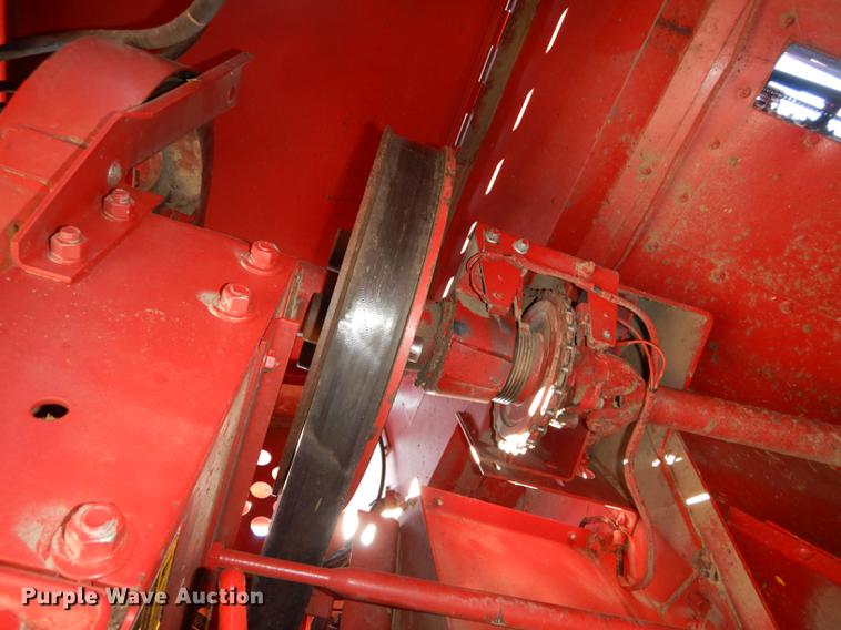 image for item J5502 1983 International 1420 Axial-Flow combine