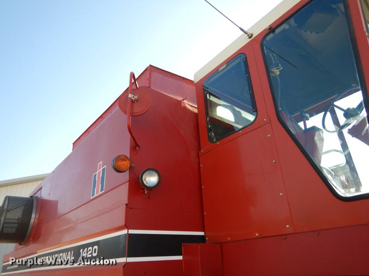 image for item J5502 1983 International 1420 Axial-Flow combine
