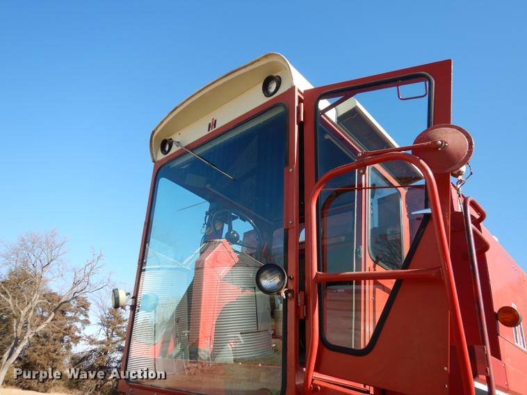 image for item J5502 1983 International 1420 Axial-Flow combine