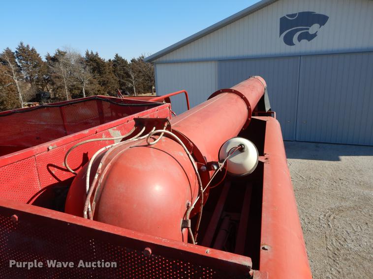 image for item J5502 1983 International 1420 Axial-Flow combine